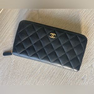Used black leather quilted women’s Chanel wallet. 100% authentic!